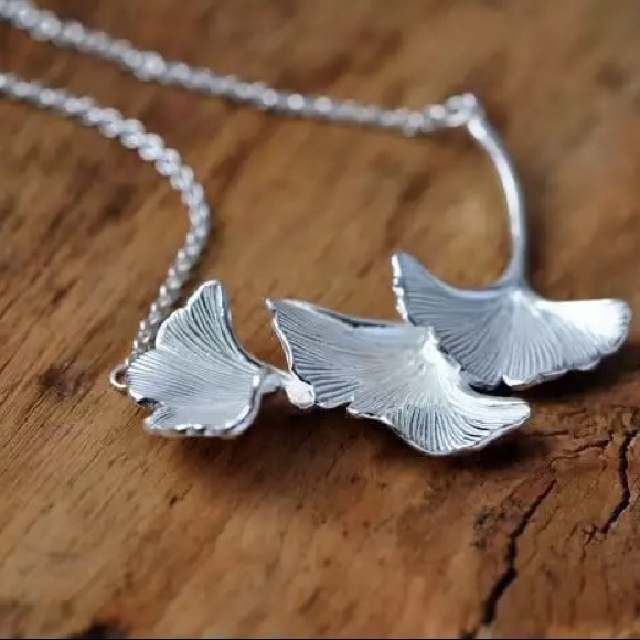 Oriental Gingko Leaf Minimalist Plant Necklace - Picture 5 of 8
